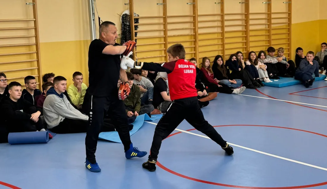 Trening techniki bokserskiej pod okiem trenera