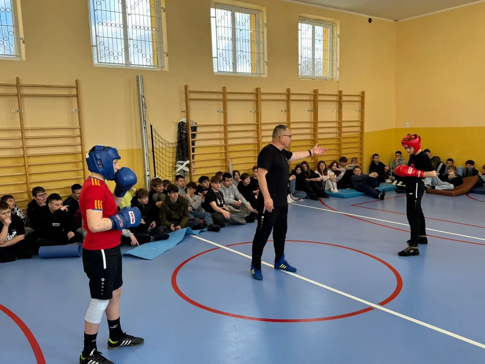 Młodzi pięściarze podczas ćwiczeń bokserskich na sali sportowej
